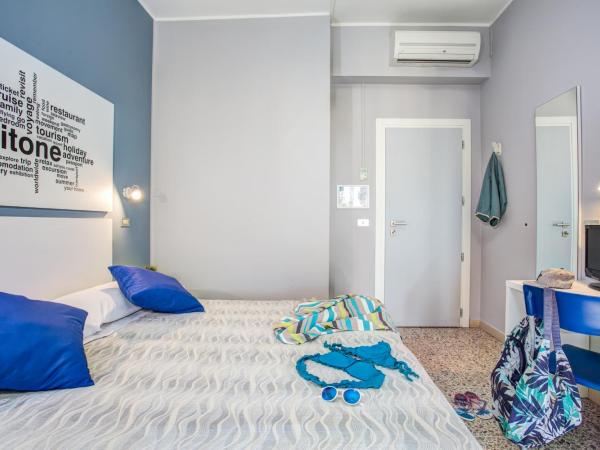Hotel Tritone Rimini : photo 2 de la chambre chambre double deluxe - vue latérale sur mer