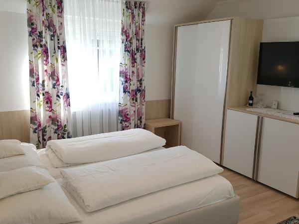 Gästehaus Plank : photo 1 de la chambre chambre double avec parking