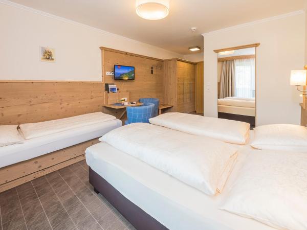 Hotel Garni Entstrasser : photo 7 de la chambre chambre double avec lit d'appoint et balcon