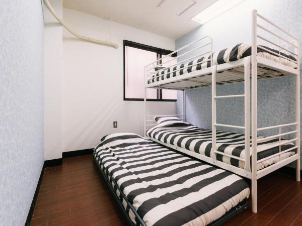 Guest House Yasuragi Hakataekimae : photo 2 de la chambre chambre triple Économique avec salle de bains commune