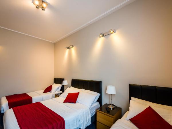 Adria Hotel : photo 4 de la chambre chambre familiale avec salle de bains privative