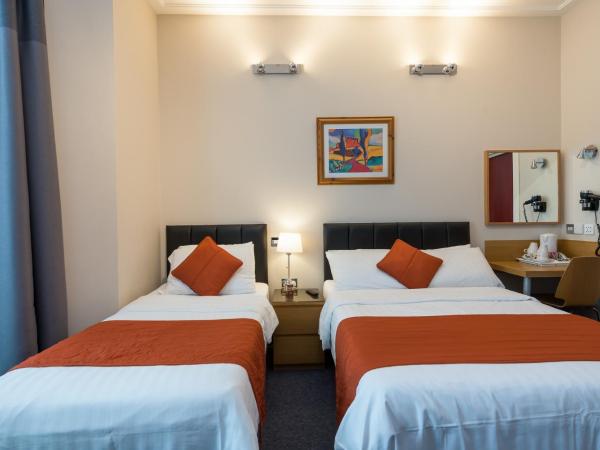 Adria Hotel : photo 5 de la chambre chambre double avec salle de bains privative et lit d’appoint