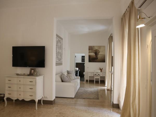 Dimi House : photo 3 de la chambre grande chambre double avec balcon