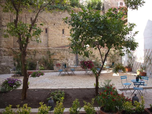 Borgo Vergini Garden B&B : photo 1 de la chambre chambre triple - vue sur jardin