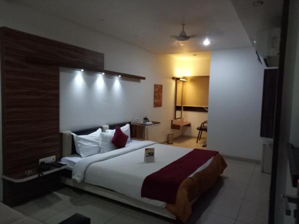 Hotel Kalinga Lake View : photo 1 de la chambre chambre lit queen-size 