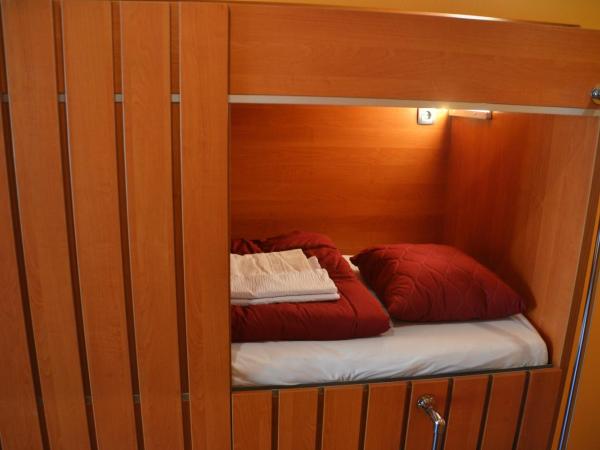 Do Step Inn Central - Self-Service-Hostel : photo 1 de la chambre chambre triple avec salle de bains commune