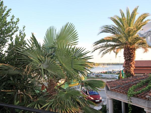 Rooms and Apartments Porto del Mar B & B : photo 9 de la chambre appartement 2 chambres avec terrasse et vue sur la mer