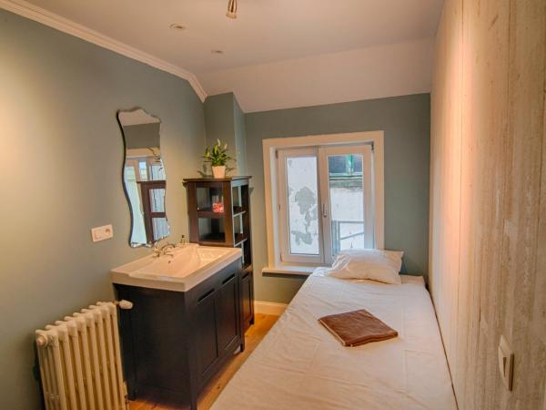 Hostel Lybeer Bruges : photo 1 de la chambre chambre simple avec salle de bains commune