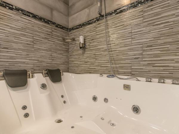 Hotel Port : photo 3 de la chambre chambre double de luxe avec baignoire spa 