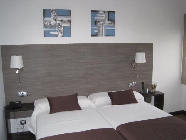 Suites Coruña : photo 1 de la chambre chambre lits jumeaux