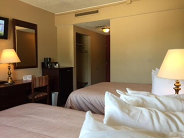 Assiniboine Gordon Inn on the Park : photo 1 de la chambre chambre deluxe avec 2 lits doubles