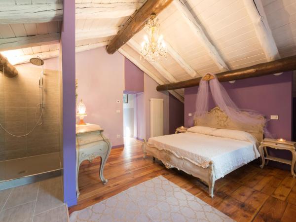 Quart de Lune B&B - Vintage Experience : photo 2 de la chambre suite avec baignoire spa