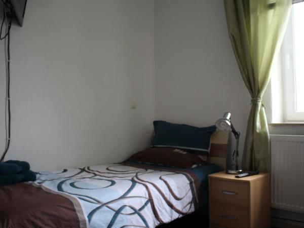 Pension Isabel No2 : photo 1 de la chambre chambre simple avec salle de bains commune