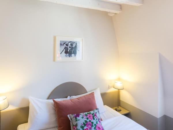 Hôtel L'Adresse : photo 6 de la chambre chambre double avec balcon