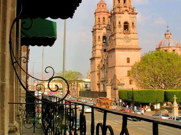 Holiday Inn Express Morelia Centro Historico : photo 1 de la chambre standard queen room with balcony and city view - central building