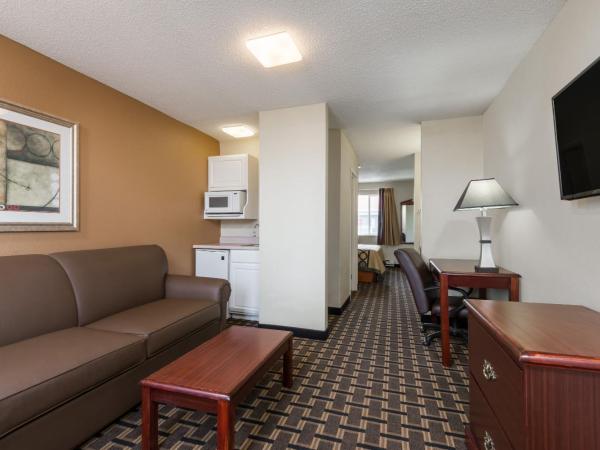 Super 8 by Wyndham Indianapolis/NE/Castleton Area : photo 1 de la chambre one-bedroom queen suite with two queen beds - non-smoking/mobility access