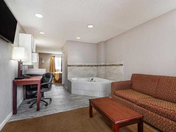 Super 8 by Wyndham Indianapolis/NE/Castleton Area : photo 2 de la chambre suite lit king-size avec jacuzzi - non-fumeurs