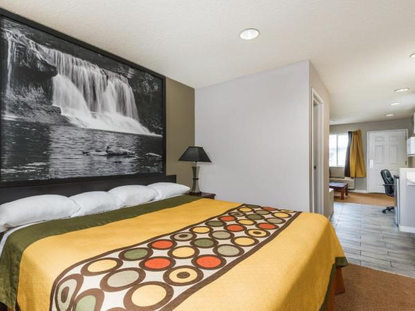 Super 8 by Wyndham Indianapolis/NE/Castleton Area : photo 3 de la chambre one-bedroom queen suite with two queen beds - non-smoking/mobility access