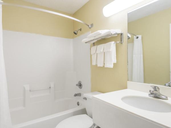 Super 8 by Wyndham Indianapolis/NE/Castleton Area : photo 5 de la chambre chambre double avec 2 lits doubles - non-fumeurs