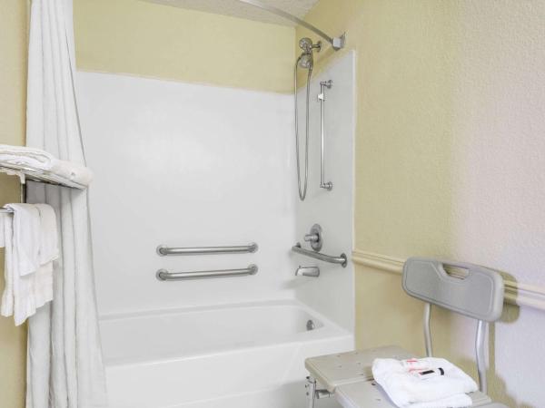 Super 8 by Wyndham Indianapolis/NE/Castleton Area : photo 2 de la chambre chambre lit queen-size accessible aux personnes à mobilité réduite - non-fumeurs