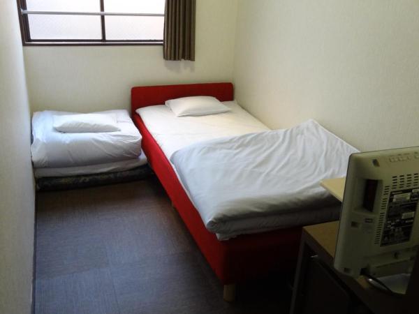 Economy Hotel Hoteiya : photo 3 de la chambre chambre lits jumeaux avec tatami et salle de bains commune