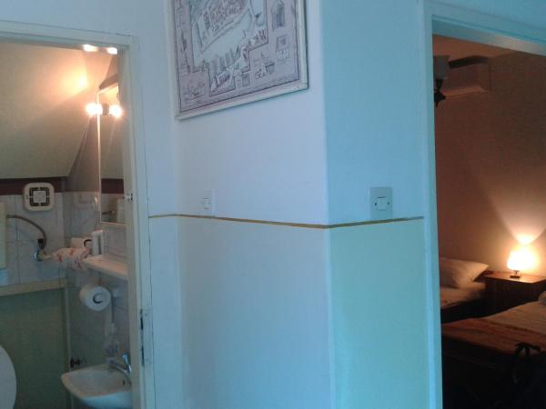 Apartment and rooms Laguna : photo 4 de la chambre chambre lits jumeaux avec salle de bains privative séparée