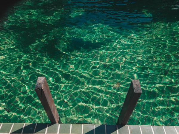 The Hideaway Resort : photo 9 de la chambre chambre double avec accès piscine