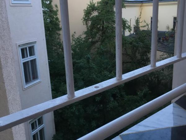 Sarah's Altstadt Oase Salzburg : photo 10 de la chambre grande chambre double avec salle de bains séparée - vue sur rivière