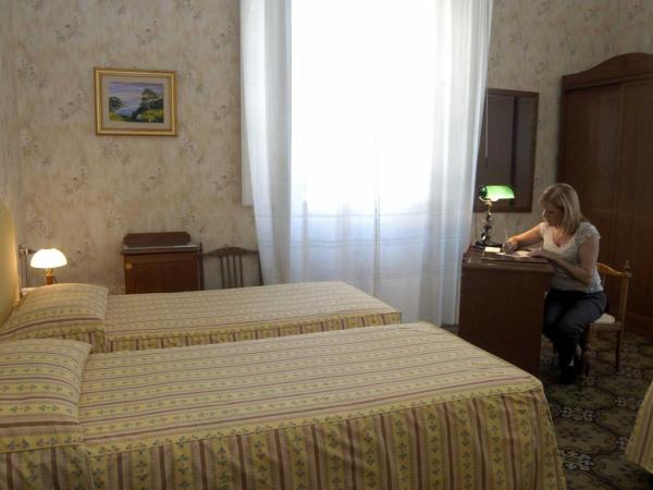 Hotel Beatrice : photo 1 de la chambre chambre triple