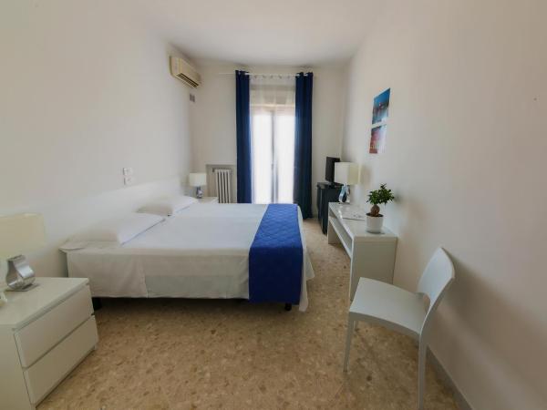 Hotel Riviera : photo 6 de la chambre chambre double avec balcon - vue sur mer