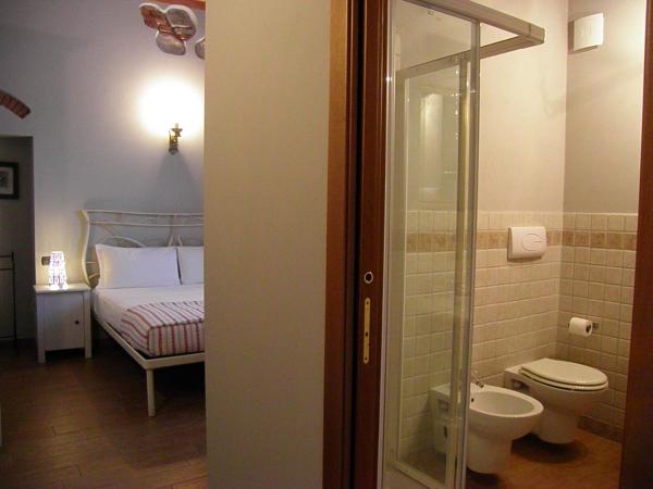 In Centro Charme : photo 7 de la chambre chambre double avec salle de bains privative