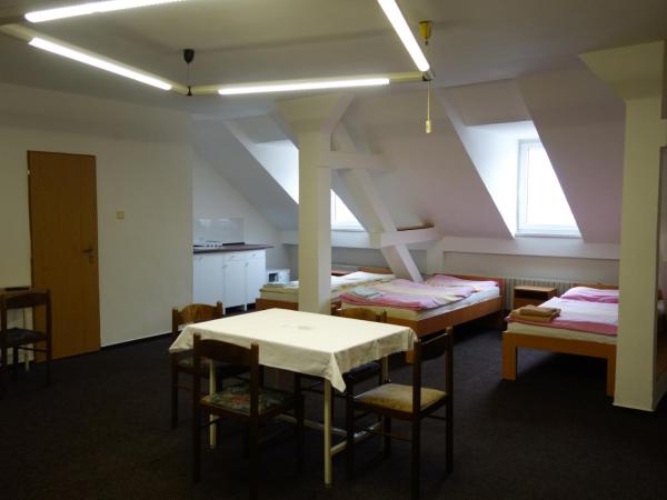 Restaurace ALVI : photo 2 de la chambre chambre quadruple avec salle de bains privative