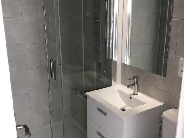 Studio carré d'or situé à 50 m de la plage : photo 2 de la chambre appartement