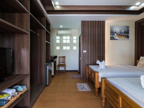 Baanchernchiangmai Hotel : photo 3 de la chambre chambre triple avec balcon