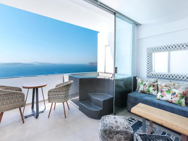 Santorini Secret Premium : photo 4 de la chambre suite maisonnette avec jacuzzi extérieur - vue sur caldera