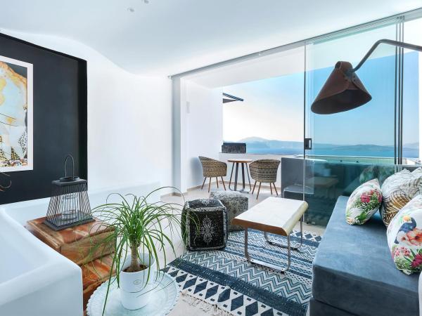 Santorini Secret Premium : photo 7 de la chambre suite maisonnette avec jacuzzi extérieur - vue sur caldera