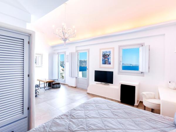 Santorini Secret Premium : photo 5 de la chambre suite principale avec jacuzzi extérieur - vue sur caldeira