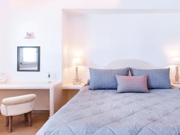 Santorini Secret Premium : photo 7 de la chambre suite principale avec jacuzzi extérieur - vue sur caldeira