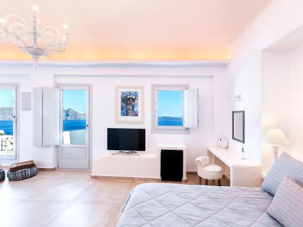 Santorini Secret Premium : photo 4 de la chambre suite principale avec jacuzzi extérieur - vue sur caldeira