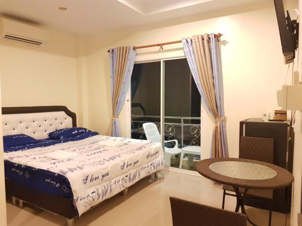 Bann Lom Le Guest House : photo 1 de la chambre chambre lit king-size avec balcon
