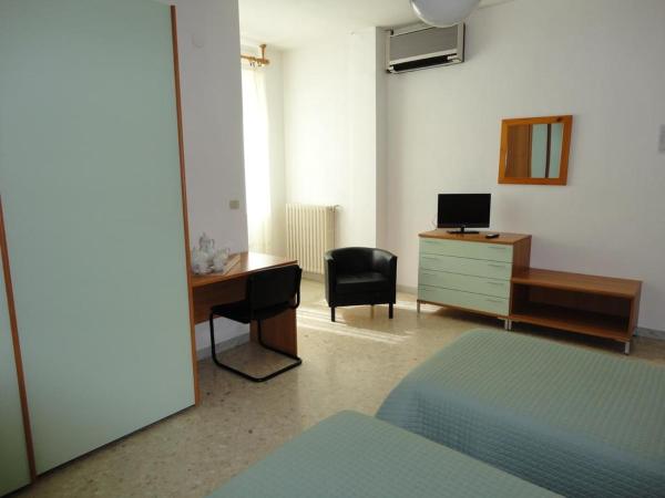 Hotel Riviera : photo 1 de la chambre chambre lits jumeaux