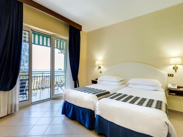 Best Western Hotel La Solara : photo 8 de la chambre chambre triple - vue sur mer