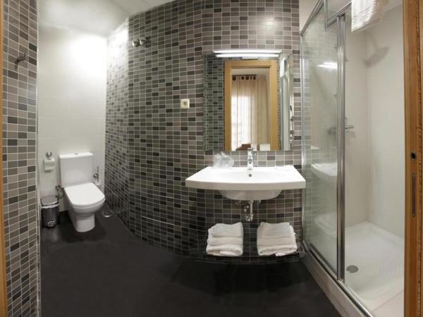 Hostal Falfes : photo 6 de la chambre chambre double ou lits jumeaux avec salle de bains privative