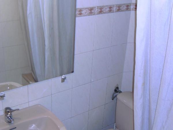 Hostal Alicante : photo 2 de la chambre chambre simple avec salle de bains privative