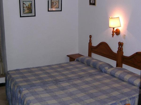 Hostal Alicante : photo 4 de la chambre chambre double ou lits jumeaux avec salle de bains privative
