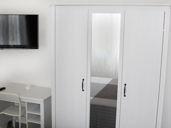 Aeroporto Bellini Rooms : photo 5 de la chambre chambre double avec salle de bains privative