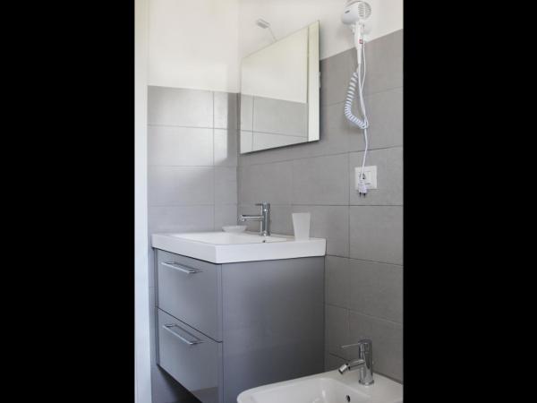 Aeroporto Bellini Rooms : photo 1 de la chambre chambre triple avec salle de bains privative