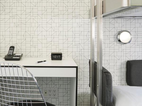 Pod 51 : photo 4 de la chambre chambre lits superposés standard avec salle de bains commune