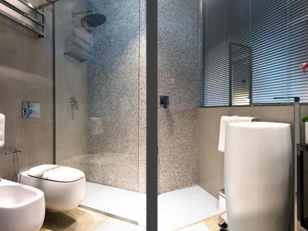 CinqueSuites Ortigia : photo 8 de la chambre suite de luxe avec salle de bains décloisonnée