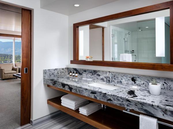 Fairmont Pacific Rim : photo 8 de la chambre suite lit king-size - vue d'angle sur port de fairmont or et montagne